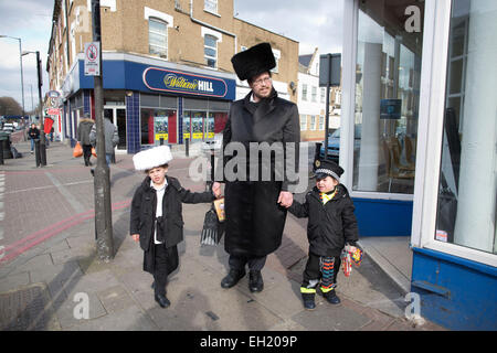 Stamford Hill, Londra, Regno Unito. 5 Marzo, 2015. La comunità ebraica di Satmford collina di oggi sono state celebrando Purim una festa ebraica il 14 del mese ebraico di Adar, indossando abiti fantasiosi per le strade di Stamford Hill, a nord di Londra, Regno Unito. Credito: Jeff Gilbert/Alamy Live News Foto Stock