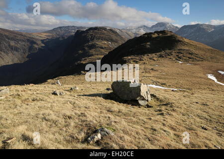 Verde Haystacks Gable e grande timpano da sotto alta falesia Buttermere Foto Stock