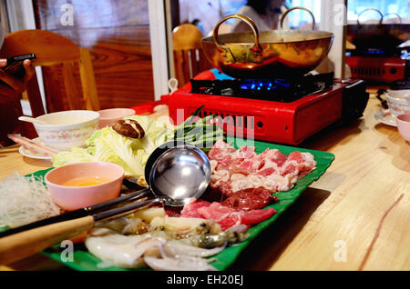 Sukiyaki o Shuba Shabu o Hot Pot in ristorante Foto Stock