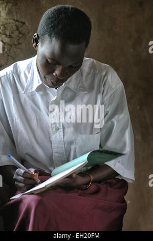 Le ragazze adolescenti apprendimento presso una scuola finanziati dall' Unione europea a Yei, nel sud Sudan. Foto Stock