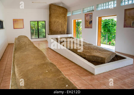 Stele, centro visita di Nim Li Punit, rovine Maya, autostrada sud, Distretto di Toledo, Belize Foto Stock