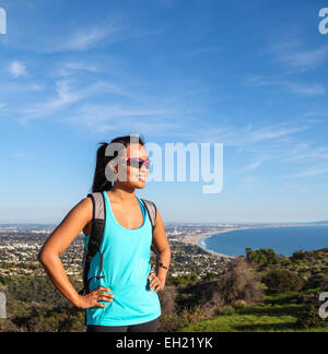 Escursionista sul fuoco strada in Topanga parco dello stato raggiunto via Los Leones Trail, con la Baia di Santa Monica a distanza Foto Stock