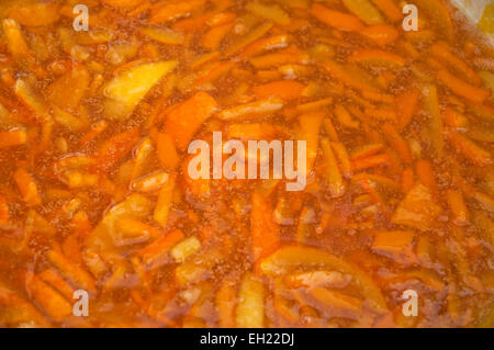 Rendendo la marmellata di arance - tritate grossolanamente le arance di Siviglia e la buccia di limone sobbollire delicatamente all'interno di una conservazione di pan. Foto Stock