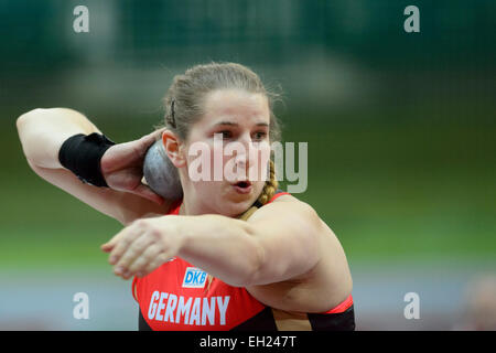 Praga, Repubblica Ceca. Mar 5, 2015. Lena Urbaniak di Germania compete a qualificarsi in campo femminile colpo messo durante l'Europeo di Atletica Leggera Indoor Championships di Praga Repubblica Ceca, giovedì, 5 marzo 2015. © Michal Kamaryt/CTK foto/Alamy Live News Foto Stock