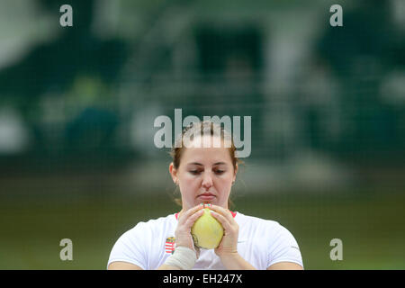 Praga, Repubblica Ceca. Mar 5, 2015. Anita Marton di Ungheria compete a qualificarsi in campo femminile colpo messo durante l'Europeo di Atletica Leggera Indoor Championships di Praga Repubblica Ceca, giovedì, 5 marzo 2015. © Michal Kamaryt/CTK foto/Alamy Live News Foto Stock