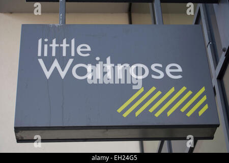 Cartello pubblicitario da appendere per little waitrose, Putney, a sud-ovest di Londra - Inghilterra Foto Stock