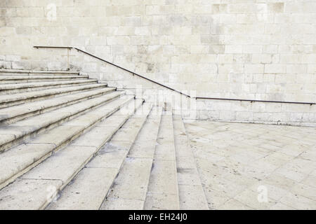 Vecchia scala di pietra ringhiera, dettaglio di un vecchio scale in un monumento Foto Stock