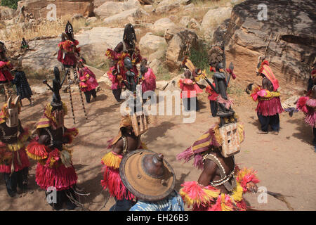 TIRELI, MALI - Ottobre 2, 2008: Dogon tribù uomini ballare con il loro tradizionale maschera sulla piazza principale del borgo Tireli su Foto Stock