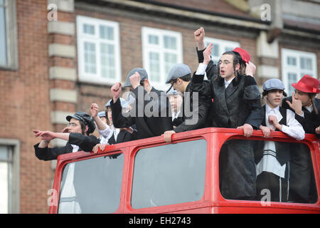 Stamford Hill, Londra, Regno Unito. Il 5 marzo 2015. La festa ebraica di Purim viene celebrato nella zona londinese di Stamford Hill. Viene suonata musica ad alto volume e i bambini sono in costume. Credito: Matteo Chattle/Alamy Live News Foto Stock