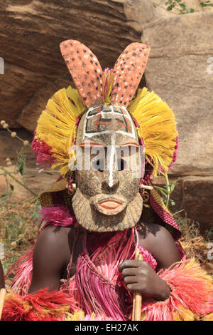 TIRELI, MALI - Ottobre 2, 2008: Dogon uomo con la sua tradizionale maschera sulla piazza principale del borgo Tireli il 2 ottobre 2008, Foto Stock
