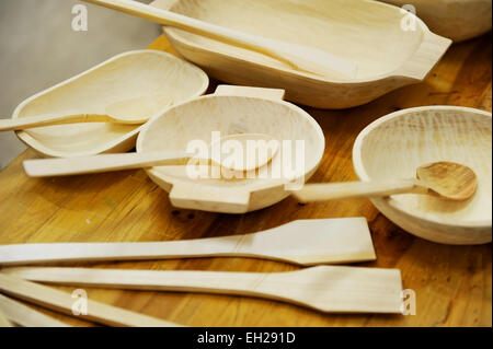 Il cucchiaio di legno ed altri cucina in legno strumenti fatti a mano su un tavolo Foto Stock