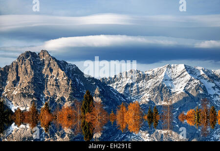 Seefeld Tirol area che mostra insolita formazione cloud nell'atmosfera superiore.digitalmente immagine speculare. Foto Stock