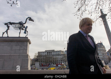 Il sindaco di Londra Boris Johnson in Trafalgar Square. Come la scultura noto come dono cavallo, dall'artista tedesco Hans Haacke, è svelato a Londra in Trafalgar Square su spazio pubblico chiamato il quarto zoccolo. Johnson ha finanziato il decimo artwork per appaiono qui. Il muscolo scheletrico, riderless horse (derivata dall'Anatomia di un cavallo - George Stubbs, 1766) con una borsa di Londra tickertape è un commento sui consumi di energia e denaro e storia. Foto Stock