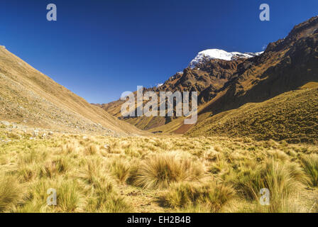 Pittoresca valle tra alti picchi di montagna nelle Ande peruviane Foto Stock