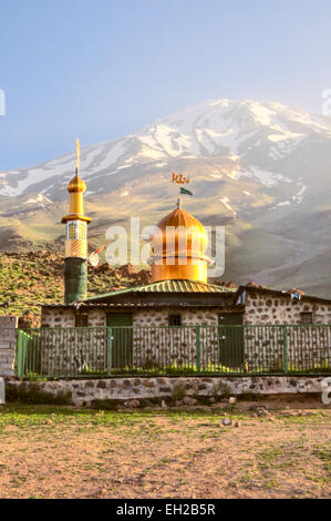 Moschea sotto il Vulcano Damavand, il picco più alto in Iran Foto Stock