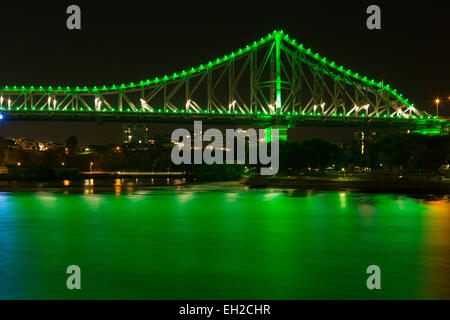 Una fotografia di Story Bridge a Brisbane durante la notte. Il Ponte Story è un patrimonio-elencati in acciaio ponte a sbalzo in Brisbane. Foto Stock