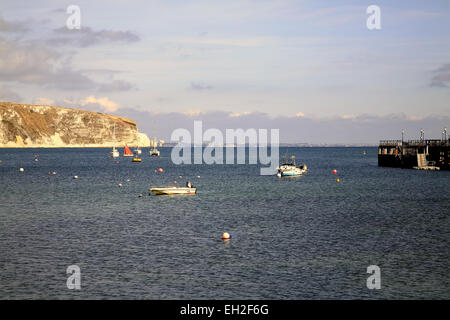 Una vista della baia con Ballard point e il molo a Swanage bay, Dorset, Inghilterra, Regno Unito. Foto Stock