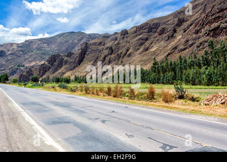 Vista di una strada e la valle sacra nei pressi di Pisac, Perù Foto Stock