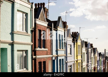 Fila di colorate case a schiera dipinte a Brighton, East Sussex, Inghilterra. Foto Stock