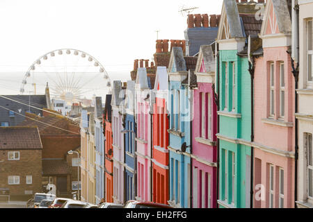 Riga del dipinto di colorate case a schiera in Brighton, East Sussex, Inghilterra, Regno Unito. Foto Stock