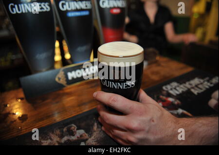 La pinta di Guinness è tirato in un pub locale, nel Lancashire. Foto Stock