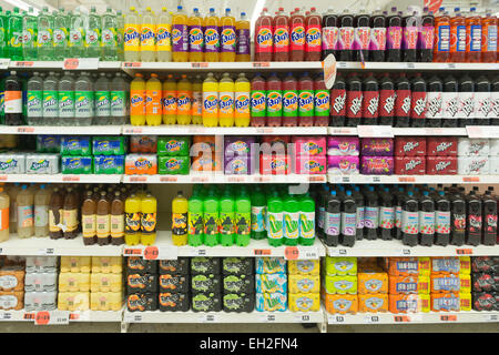 Varietà di bevande analcoliche sugli scaffali del supermercato Foto Stock