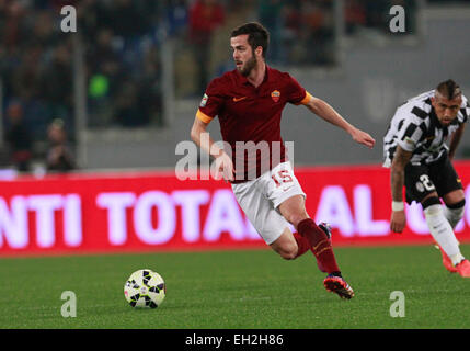 Roma, Italia. 2 Mar, 2015. Miralem Pjanic durante il campionato italiano di una partita di calcio tra la Roma e la Juventus FC presso lo Stadio Olimpico. © Ciro De Luca/ZUMAPRESS.com/Alamy Live News Foto Stock