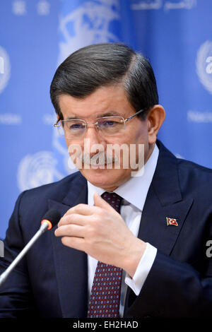 New York, Stati Uniti d'America. Mar 5, 2015. Primo Ministro turco Ahmet Davutoglu parla durante una conferenza stampa dopo il suo incontro con Secretary-Geneal ONU Ban Ki-moon presso la sede delle Nazioni Unite a New York il 5 marzo 2015. © Niu Xiaolei/Xinhua/Alamy Live News Foto Stock