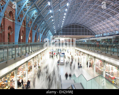 I viaggiatori e gli amanti dello shopping alla stazione di St Pancras Londra Foto Stock