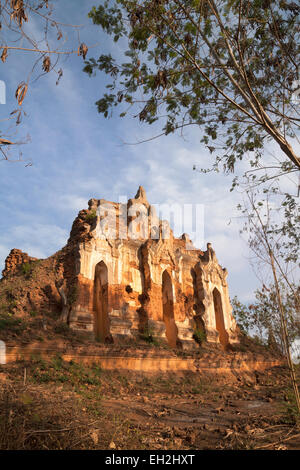 Rovinato tempio all'antica intarsio Shwe Inn Tain pagode, Lago Inle, Myanmar ( Birmania ), Asia Foto Stock