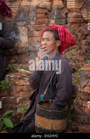 Una donna birmano di fumare un sigaro, Lago Inle, Myanmar ( Birmania ), Asia Foto Stock