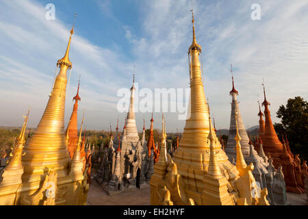 Stupa colorati templi e pagode a Shwe Inn tain pagode, Lago Inle, Myanmar ( Birmania ), Asia Foto Stock