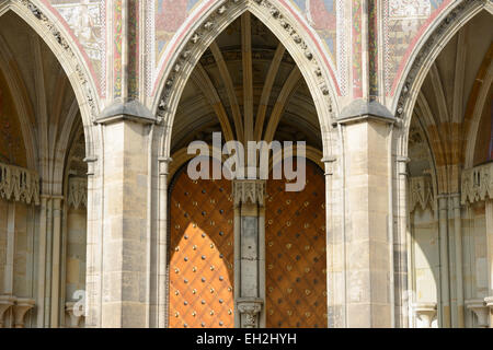 Arco all'entrata sotto giudizio ultimo mosaico (XIV secolo), a sud la facciata della Cattedrale di San Vito, Praga, Repubblica Ceca. Foto Stock