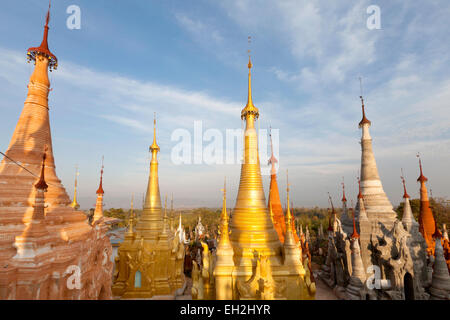 Templi colorati a intarsio Shwe Inn Tain pagoda temple, Lago Inle, Myanmar ( Birmania ), Asia Foto Stock