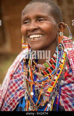 Un Massai donna nel villaggio di Ngong Hills, Kenya, Africa orientale. Foto Stock