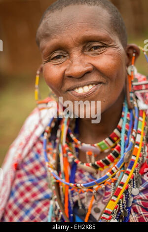 Un Massai donna nel villaggio di Ngong Hills, Kenya, Africa orientale. Foto Stock