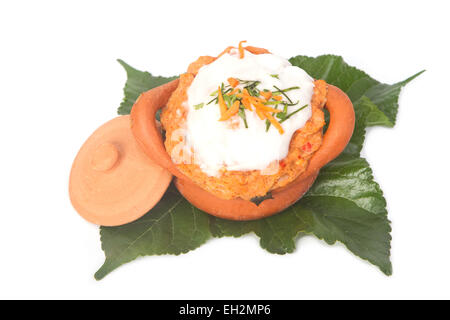 Pesce al vapore con pasta di curry in pentola di creta Foto Stock