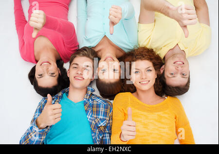 Un gruppo di ragazzi sorridenti che mostra pollice in alto Foto Stock