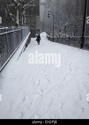 New York, Stati Uniti d'America. Mar 5, 2015. Foto scattata da telefono mobile mostra un pedone percorrendo a piedi una rampa durante una nevicata a Manhattan, New York, Stati Uniti, il 5 marzo 2015. Una forte tempesta di neve che si sposta attraverso il orientale degli Stati Uniti sta portando neve pesante da parti della Ohio Valley a nord-est di giovedì e mette 94 milioni di persone al di sotto dei Allarme tempesta o Inverno Meteo Advisory, U.S. Il servizio meteorologico nazionale (NWS) detto. Credito: Niu Xiaolei/Xinhua/Alamy Live News Foto Stock