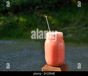 Raspberry Crema italiana soda in frosty vasetto in vetro con agitatore Foto Stock