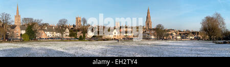 Immagine panoramica della città di Stamford in snow presi dai prati, Lincolnshire, Inghilterra, Regno Unito. Foto Stock