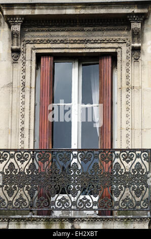 Alte porte francesi che si aprono su di un ferro battuto balcone nel Marais, Paris, Francia. Foto Stock