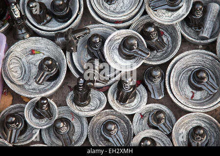 Lingams per vendere al mercato di Kali Kolkata Foto Stock