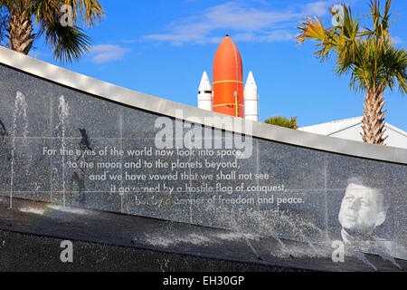 Citazione da John F Kennedy, scritto in granito presso la fontana vicino l'entrata al centro spaziale della NASA di Cape Canaveral, in Florida, Stati Uniti d'America Foto Stock