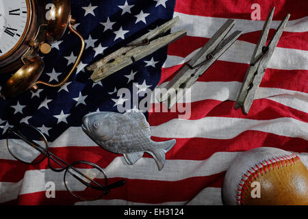Vintage vita ancora, la bandiera americana, un vecchio orologio sveglia, bicchieri, baseball, clothespins, pesce Foto Stock