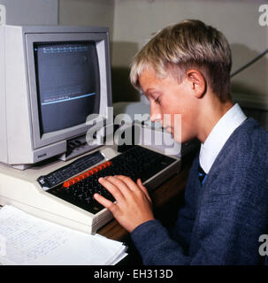 Ragazzo adolescente 1991 lavorando a un monitor di computer e tastiera in un aula scolastica a Ysgol Pantycelyn high school è la tecnologia in classe a Llandovery Carmarthenshire Wales UK KATHY DEWITT Foto Stock