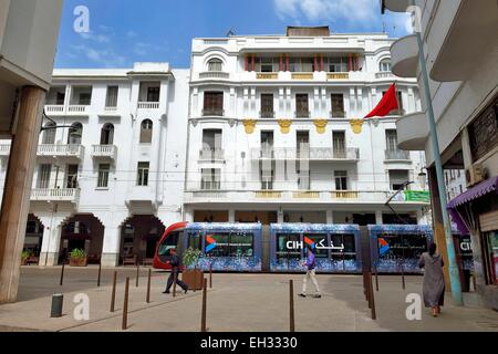 Il Marocco, Casablanca, edificio Art Deco sulla Avenue Hassan II e il tram Foto Stock