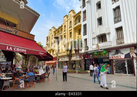Il Marocco, Casablanca, place du 16 novembre et rue du Prince Moulay Abdallah, Bennarosh edificio che si affaccia il palazzo Baille con il Café de la Choppe Foto Stock