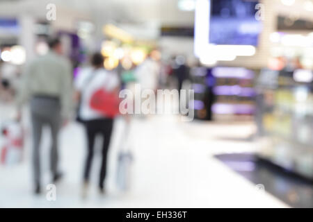 Sullo sfondo di un negozio duty free in aeroporto al di fuori della messa a fuoco Foto Stock