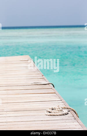 Funi avvolte sulla barca di legno jetty a Makunudu Island Resort, North Male Atoll, Maldive Foto Stock